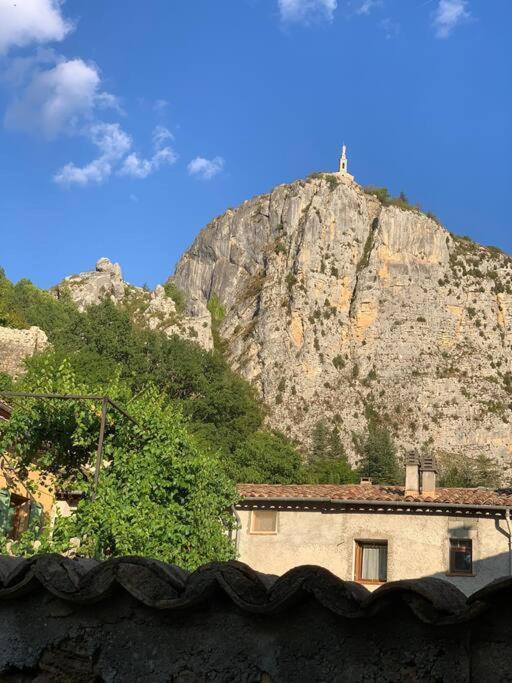 Agreable Maison De Village. カステラーヌ エクステリア 写真