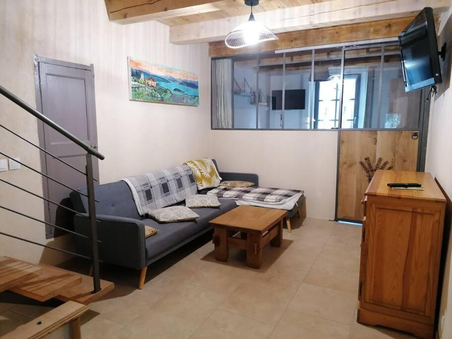 Agreable Maison De Village. カステラーヌ エクステリア 写真